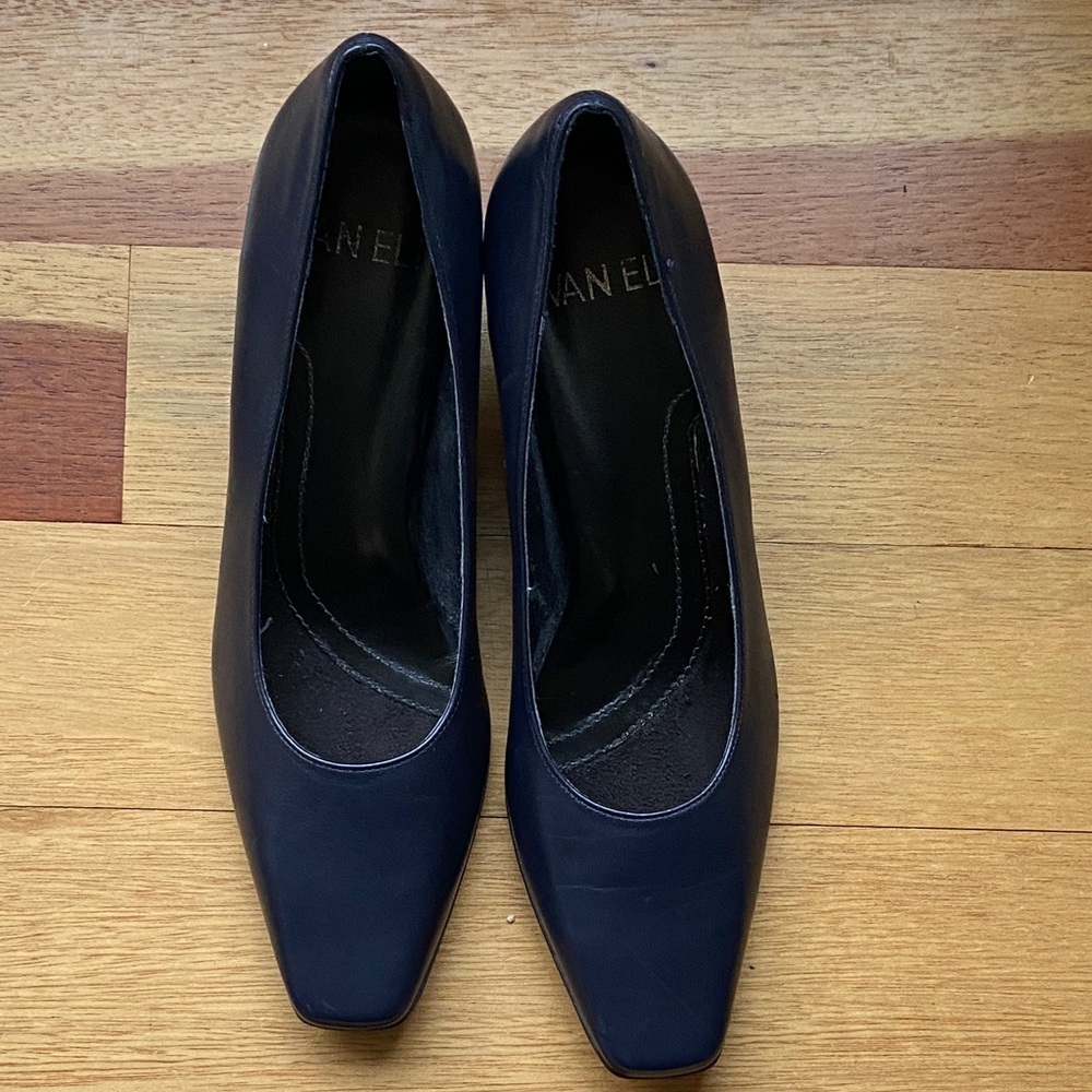 Vintage Vaneli navy pumps